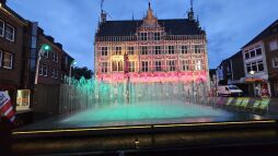 Playfountain vor dem Rathaus, illuminiert Playfountain vor dem Rathaus, illuminiert