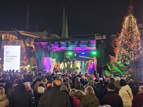 2023-12-16_Weihnachtslieder_Singen_180411_Foto_Stadtmarketing