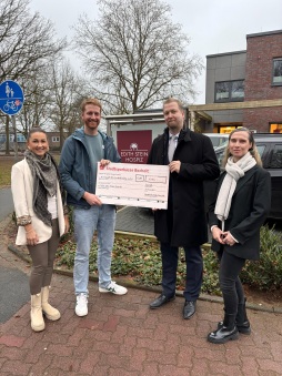  First City Councillor Björn Volmering (2nd from right), Isabel Testroet (left) and Melanie Tenhumberg jointly hand over the cheque to hospice manager Lukas Tekampe (2nd from left) 