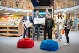  (from left:) Bernd Kleine-Rüschkamp (Volksbank Bocholt Foundation) and Martin Günther (Board of Trustees of the Volksbank Bocholt Foundation) present the symbolic cheque to Björn Volmering (Head of Cultural Affairs), Romina Raske from the Bocholt City Library's gaming club, Isabel Testroet (Division Manager) and Melanie Tenhumberg (Technical Director of the City Library). 