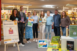  (from left) Karen Angenent from Thalia Mayersche Bocholt hands over the donation to Bocholt's Head of Cultural Affairs Björn Volmering and the members of the reading mentor network Claudia Alders (City Library), Claudia Schmeink (St. Josef Parish), Isabel Testroet (Head of Division), Birgit Tebroke and Rainer Howestädt (Volunteer Agency) and Stefanie Winde (Head of FaBi) 