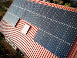 Photovoltaik oder Solarthermie liefern Strom oder Heizwärme aus Sonnenenergie Photovoltaik oder Solarthermie liefern Strom oder Heizwärme aus Sonnenenergie