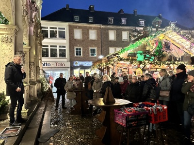 241212_Welcoming new citizens at the Christmas market