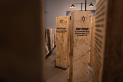  In impressive pictures, the exhibition focuses on the fate of Jews who were deported to the ghetto in Riga and murdered 