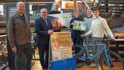  Lucky winners: Julius Tembrink (r). cycled almost 480 kilometres and won the main prize, a bike from ROSE Bikes. Dirk Ebbing (2nd from right) was delighted with a travel voucher from Reisebüro DRACHTER. A balcony power station from WESTMÜNSTERLAND-SOLAR was also presented. Among the well-wishers are (from left to right) Thorsten Heckrath Rose (Managing Director of ROSE Bikes), Mayor Thomas Kerkhoff, Sebastian Förster (Westmünsterland-Solar), Anja Drachter (owner of Reisebüro DRACHTER) and Sascha Terörde (Climate Protection Department of the City of Bocholt). 