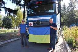  Bocholt entrepreneur and driver of the current aid transport, Peter Velken (left), with Mayor of Verkhniodniprovsk Gennadiy Lebid (right). 