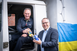 Gennadiy Lebid (left), Mayor of the Ukrainian city of Verkhnyodniprovsk, at the lorry handover with his German counterpart Thomas Kerkhoff. 