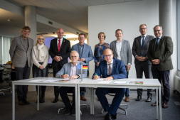  The mayors of the border municipalities met in Bocholt and agreed on further cooperation for the next 3 years. Standing from left to right: Anton Stapelkamp (Aalten), Mechtild Schulze-Hessing (Borken), Jürgen Bernsmann (Rhede), Michael Cabanje (Isselburg), Annette Bronsvoort (Oostgelre, Netherlands), Tom Tenostendarp (Vreden), Mark Boumans (Doetinchem, Netherlands). Thomas Kerkhoff (Bocholt). Seated from left to right: Werner Stödtke (Südlohn), Joris Bengevoord (Winterswijk, Netherlands). 