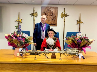 324772P Mayor Liz McInnes and Steve Duxbury