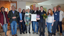  Joris Bijkerk (4th from right), initiator and Managing Director of the Do-It-Yourself workshop \