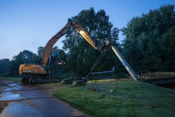  The dilapidated bridge structure was demolished with an excavator 