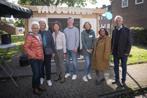 Celebrating the opening of the swap box were (from left): Elisabeth Kroesen (Deputy Mayor), Jutta Ehlting (former Head of the Senior Citizens' Office), Andrea Unland (Leben im Alter e.V.), Christian Tewiele (Head of the Pension, Senior Citizens, Care and Volunteering Division), Sarah Bußmann (Pension, Senior Citizens, Care and Volunteering Division), Sangita Popat (Federal Working Group of Senior Citizens' Offices) and Franz-Ludwig Blömker (Federal Working Group of Senior Citizens' Offices).