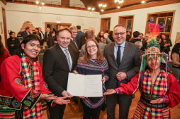  District Administrator Kai Zwicker (2nd from left) and Mayor Thomas Kerkhoff are delighted together with Ruth Overbeck de Sumi (centre), who was awarded the Federal Cross of Merit. 