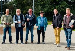  Representatives of Borussia Bocholt, the Euregio-Gymnasium and the city of Bocholt are delighted with the new boules lanes on the Borussia Bocholt club grounds. 