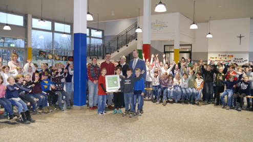 First City Councillor Björn Volmering personally presented the award to great cheers from the students.