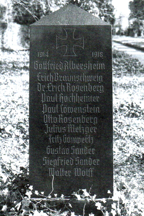 A memorial stone was erected for the fallen in 1964 at the Israelite cemetery on Vardingholterstraße.