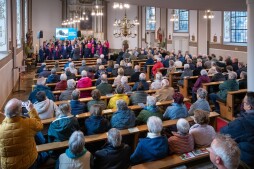  In der Suderwicker Michaels-Kirche singt der Chor \