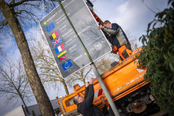  Sven Pennekamp (rechts) und Martin Mölder vom Entsorgungs- und Servicebetrieb (ESB) montieren die neuen Schilder mit Informationen zu Bocholts Partnerstädten. 