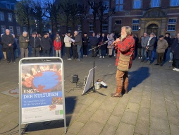  Lothar Meinen begleitete die Veranstaltung musikalisch auf einer Flöte. 