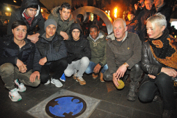  Gemeinsam mit einer Gruppe junger Flüchtlinge aus Dormagen verlegten Carmen Dietrich (r.) und Gregor Merten (2.v.r.) am 15. November 2016 die Intarsie auf dem Benölkenplatz. 