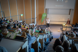  Josef Naber und Johannes Mensing begeistern ihre Zuhörerinnen und Zuhörer im Hörsaal 1 der Westfälischen Hochschule. 