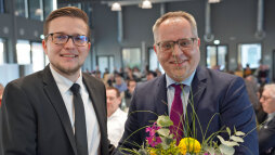  Bürgermeister Thomas Kerkhoff (r.) gratuliert dem neuen Bocholter Stadtbaurat Dave Welling, der am 1. September 2025 sein Amt antritt. 