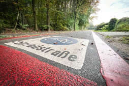  Am Hemdener Weg und am Biemenhorster Weg werden (wie hier am Schürnbuschweg) neue Markierungen aufgebracht 