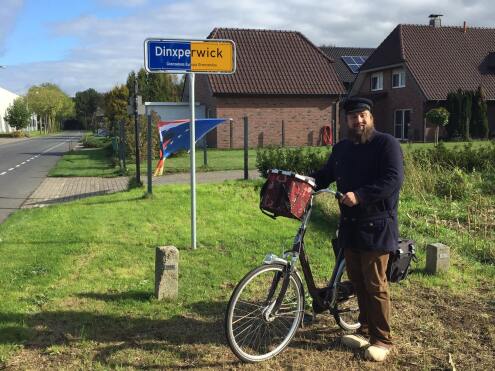 Nachtwaker Bocholt voor het bord van Dinxperwick