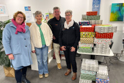  Stefanie Clouth (vanaf links) en Grit Leopold-Schlütter uit Bocholt overhandigden vrijdag de geschenkpakketten aan Rainer Howestädt en Hildegard Tünte van de vrijwilligersorganisatie in Bocholt. 