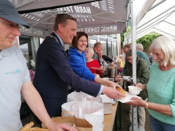  Er kwamen veel bezoekers naar de vrijheidsmaaltijd. De burgemeester van Aalten, Anton Stapelkamp, en Sonja Wießmeier van Europe Direct Bocholt deelden met veel plezier de soepen uit. 