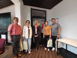  Locoburgemeester Kerstin Erkens verwelkomt de leraren en de organisator van de reis Wei Zhang samen met Sonja Wießmeier. 