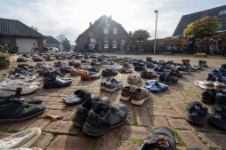  250 paar herenschoenen symboliseren de huisvesting van 250 Rotterdamse dwangarbeiders 