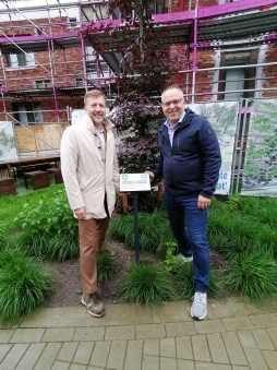  Stijn van Baelen (l.), burgemeester van Gemeente Bocholt (België), en burgemeester Thomas Kerkhoff (Stad Bocholt) bij het planten van een beukenboom op het Belgische gemeentehuis.  
