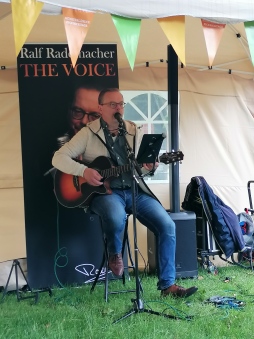  Ralf Rademacher zorgde voor de juiste muzikale omlijsting met Ierse folk en Britse folksongs op de \