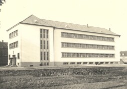  De nieuwe basisschool aan de Münsterstraße rond 1930, met links het oude schoolgebouw uit 1898 en rechts een woongebouw aan de Reygersstraße. 