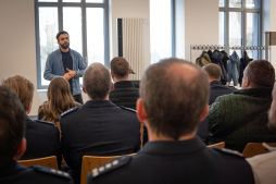  Oliver Brenn, hoofd van de afdeling Cultuur en Archief, leidt agenten van de districtspolitie Borken door de tentoonstelling 