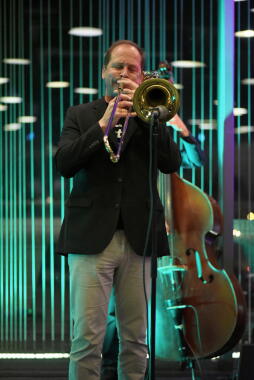  Ludwig Nuss speelt trombone in de Skylounge Bocholt 