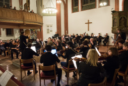  Orkest van het colleguim musicum speelt in het koor van de Christuskirche 