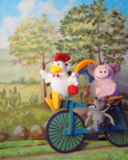  Haan, varken en muis zitten samen op een fiets, weilanden en bomen op de achtergrond  