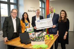  De symbolische cheque is nu overhandigd door Martin Wilms van de Raad van Bestuur van Volksbank Bocholt (3e van links) samen met Bernd Kleine-Rüschkamp (links) aan het eerste gemeenteraadslid van Bocholt, Björn Volmering, en Jennifer Engels (2e van links) en Isabel Testroet van JUNGE UNI. 