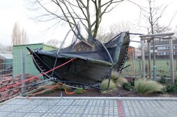  Privétrampoline in het struikgewas van de nieuwe parkeerplaats op de begraafplaats 