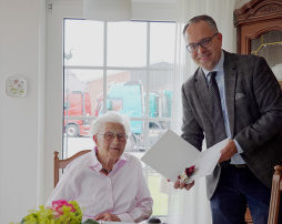  Burgemeester Thomas Kerkhoff feliciteert Elisabeth Harhuis met haar 100e verjaardag. 