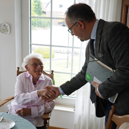  Elisabeth Harhuis (100) is blij met de felicitaties van burgemeester Thomas Kerkhoff. 