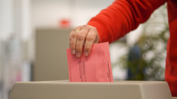  Poststemmers kunnen nu ter plekke hun poststembewijs ophalen en hun stem uitbrengen voor de komende staatsverkiezingen. 