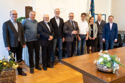  De voormalige stadsdirecteuren Klaus Ehling (later burgemeester) en Hans-Josef Dahlen, de voormalige technische raadsleden Klaus Fehlemann en Ulrich Paßlick, Bocholts huidige burgemeester Thomas Kerkhoff, de voormalige penningmeester Jürgen Elmer, evenals de gemeenteraadsleden Jennifer Schlaghecken (penningmeester), Daniel Zöhler (stedenbouwkundige) en Thomas Waschki (eerste gemeenteraadslid) ontmoetten elkaar in het historische stadhuis (vanaf links). 