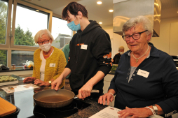  Samen koken, de dialoog aangaan en van elkaar leren. (Archieffoto april 2022) 