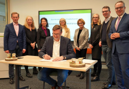  Samen voor een sterke buurt met begraafplaatsen (van links naar rechts): Thomas Waschki (eerste gemeenteraadslid, stad Bocholt), Agnes Wellkamp, Andrea Unland (beiden \