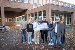  Leerlingen van de Israhel-van-Meckenem-Realschule overhandigen de cheque van 1940 euro samen met hun leraren Mira Bartelt (3e van links), Simon Rademaker (5e van links) en Christina Frericks (7e van links) aan Lukas Kwiatkowski (2e van rechts) en Sabine Kürten (rechts) van de Sociale Dienst van de stad Bocholt. 