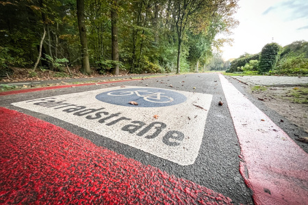 Nieuwe markeringen worden aangebracht op de Hemdener Weg en Biemenhorster Weg (zoals hier op de Schürnbuschweg)