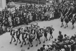 Deelname van de Hitlerjeugd tijdens de mars in het centrum van Bocholt. De aanleiding was het bezoek van SA-stafchef Viktor Lutze